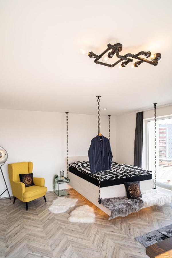 Zeppelin Studio With An Industrial View - Brno Apartment Exterior photo