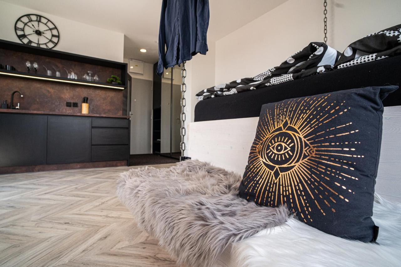 Zeppelin Studio With An Industrial View - Brno Apartment Exterior photo